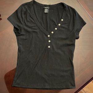 Black ribbed v-next shirt.